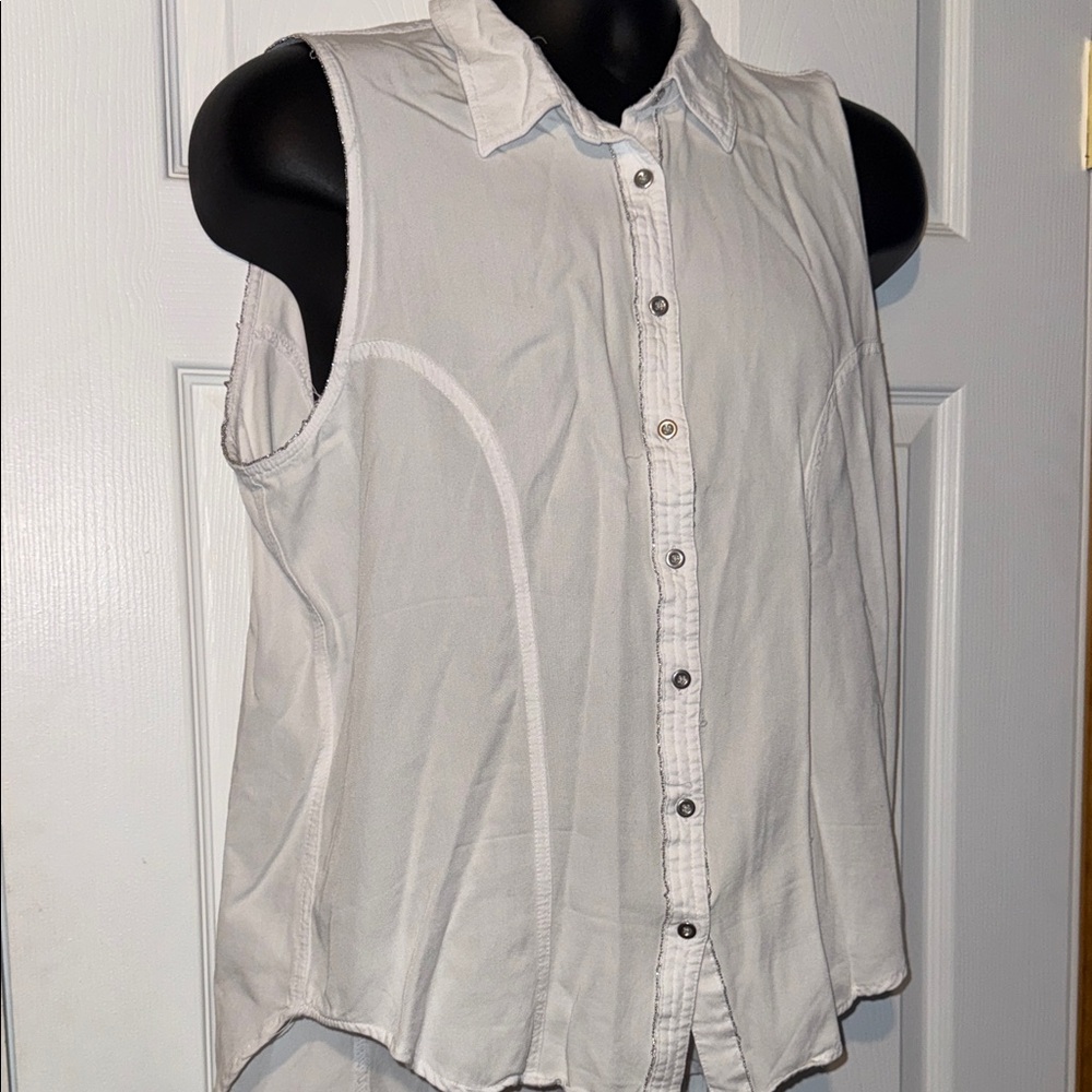 Kate & Mallory Sleeveless Button-Up Women's Top - White